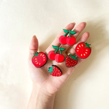 Carica l&#39;immagine nel visualizzatore di Gallery, Orecchini di legno fatti a mano - al mercato 🍒🍓🍅
