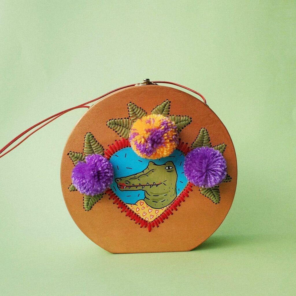 Spisidda Design - Borsa Coccodrillo con rossetto - Borsa di legno artigianale dipinta e ricamata a mano - 1