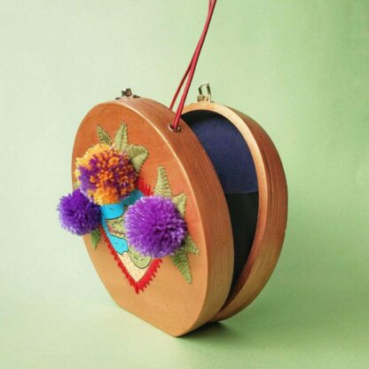Spisidda Design - Borsa Coccodrillo con rossetto - Borsa di legno artigianale dipinta e ricamata a mano - 3