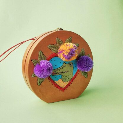 Spisidda Design - Borsa Coccodrillo con rossetto - Borsa di legno artigianale dipinta e ricamata a mano - 4