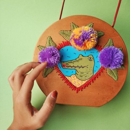 Spisidda Design - Borsa Coccodrillo con rossetto - Borsa di legno artigianale dipinta e ricamata a mano - 5